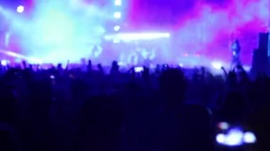 Büyük bir kalabalık konser bant üzerinde atlama