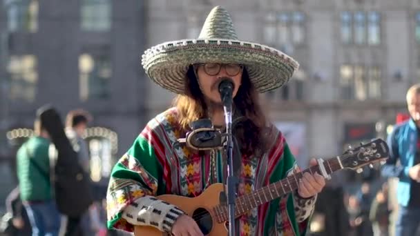 Ucrânia, Kiev setembro 2018 Um homem em roupas mexicanas, tocando guitarra na rua — Vídeo de Stock