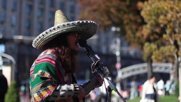乌克兰 基辅2018年9月一名身穿墨西哥服装的男子在街上弹吉他 — 图库视频影像