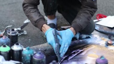 Ukrayna, Kiev Eylül 2018 sokak sanatçı çizer grafiti kaldırımda