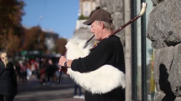 Ukrajina, Kyjev září 2018 muž na ulici, hraje na dudy — Stock video