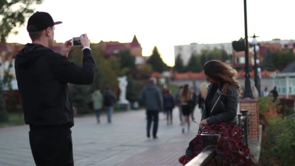 Ukrajina, Kyjev září 2018 člověk fotí jeho přítelkyně na telefonu — Stock video