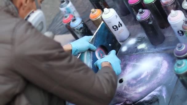 Ουκρανία Κίεβο Σεπτεμβρίου 2018 Καλλιτέχνης Δρόμου Ζωγραφίζει Graffiti Στο Πεζοδρόμιο — Αρχείο Βίντεο