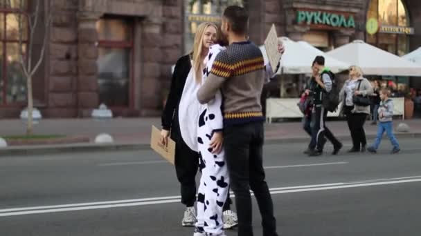 乌克兰 基辅2018年9月美丽的女孩拥抱过路人在街上 — 图库视频影像