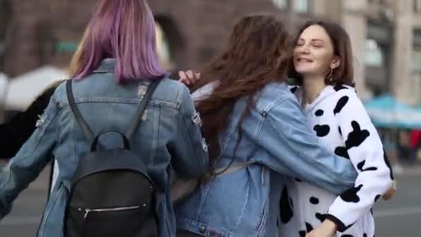 Ucrania Kiev Septiembre 2018 Hermosas Chicas Abrazan Los Transeúntes Calle — Vídeos de Stock