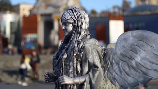 Ukrajina, Kyjev září 2018 Live Angel socha stojí na ulici — Stock video