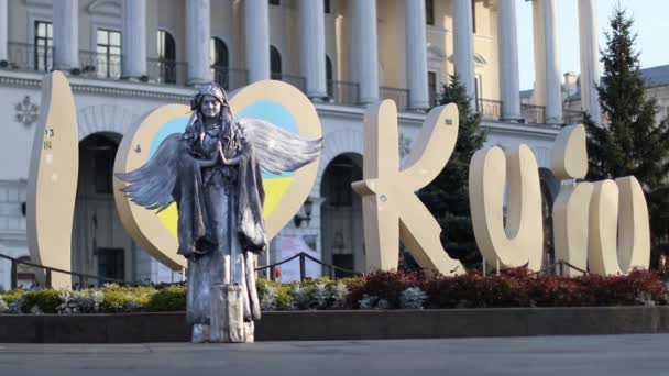 Ukraine, kiev september 2018 live angel statue steht auf der straße. — Stockvideo