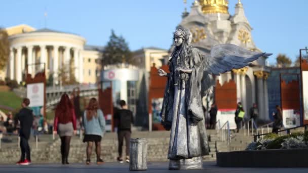 Ukrajina, Kyjev září 2018 Live Angel socha stojí na ulici. — Stock video