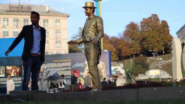 乌克兰, 基辅2018年9月一名男子与现场雕像合影 — 图库视频影像