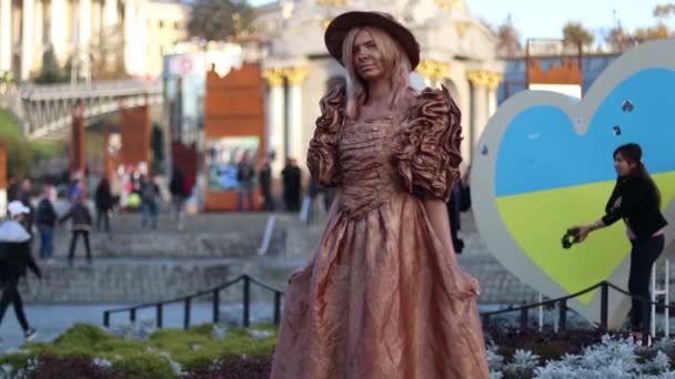 Ukraina, Kiev sebecanda 2018 gadis hidup patung di jalan — Stok Video