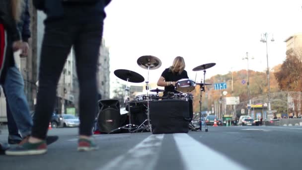 Ukrajina, Kyjev září 2018 Street bubeník hraje před davem lidí — Stock video