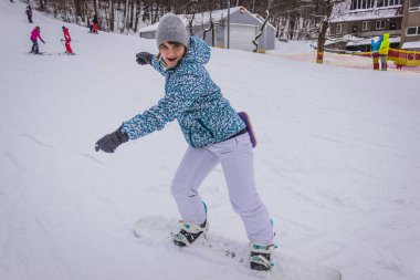 snowboard yaparken kar arka plan ile güzel kız.