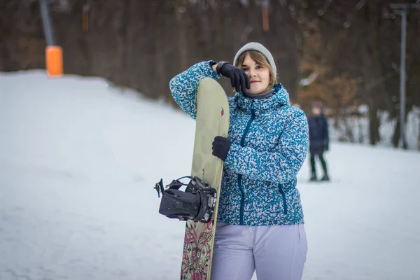 Belle Fille Avec Snowboard Sur Fond Neige — Photo