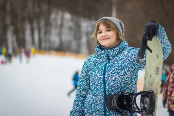 Belle Fille Avec Snowboard Sur Fond Neige — Photo