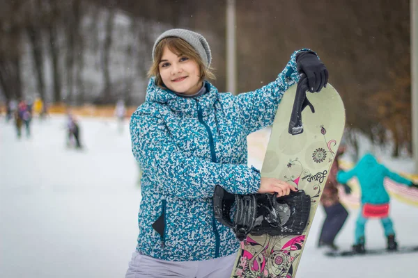 Красивая Девушка Сноубордом Фоне Снега — стоковое фото