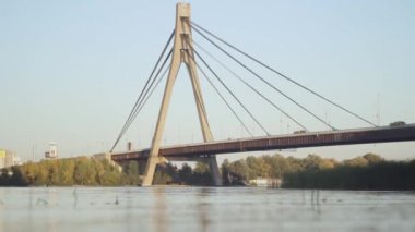 Riverside köprü güneşli gün sonbahar
