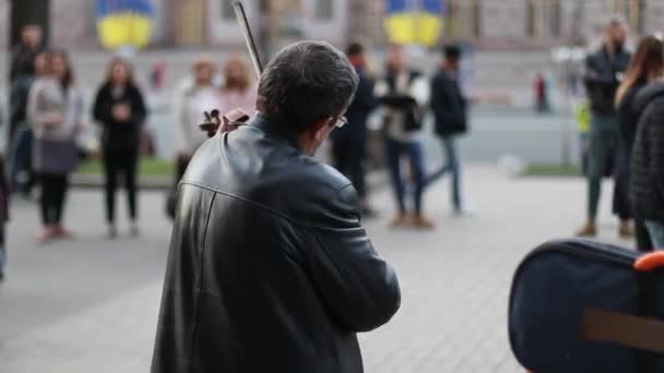 Ukraine Kiev September 2018 Ein Straßenmusiker Spielt Geige Vor Einer — Stockvideo