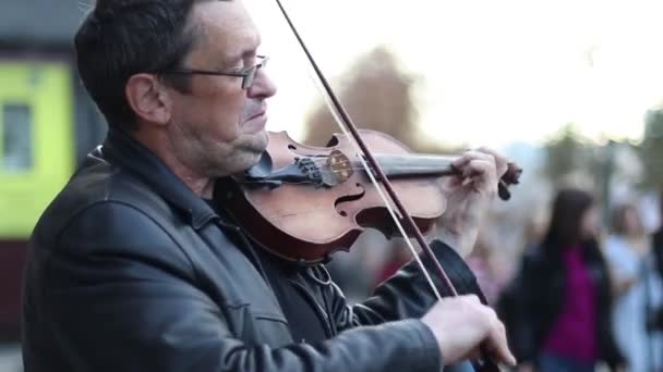 Украина Киев Сентябрь 2018 Года Уличный Музыкант Играет Скрипке Перед — стоковое видео