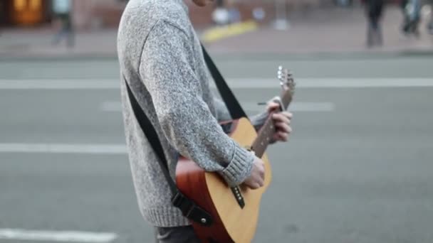乌克兰 基辅2018年9月一名街头音乐家在人群面前弹吉他 — 图库视频影像