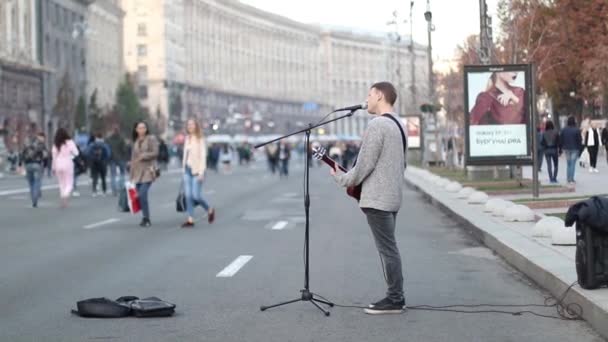 Ukraina Kijów Września 2018 Muzyk Ulicy Gra Gitarze Przed Tłumem — Wideo stockowe