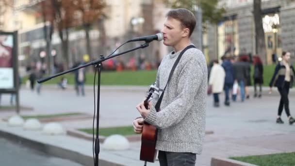 Ουκρανία Κίεβο Σεπτεμβρίου 2018 Ένας Μουσικός Του Δρόμου Παίζει Κιθάρα — Αρχείο Βίντεο