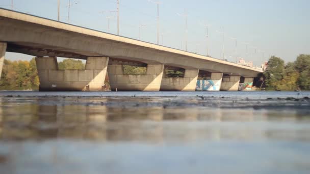 Ponte Sul Fiume Giornata Sole Autunno — Video Stock
