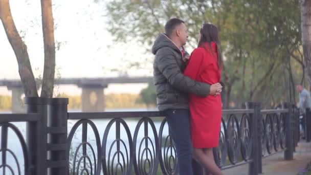 Украина Киев Сентябрь 2018 Пара Обнимается Фоне Реки — стоковое видео