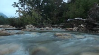 Dağ nehir ve kayalar Guam Gorge