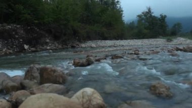 Dağ nehir ve kayalar Guam Gorge