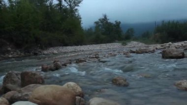 Dağ nehir ve kayalar Guam Gorge