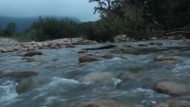 Gebirgsfluss Und Felsen Guam Schlucht — Stockvideo