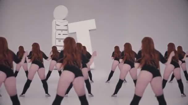 Chicas Bailando Twerk Sobre Fondo Blanco — Vídeos de Stock