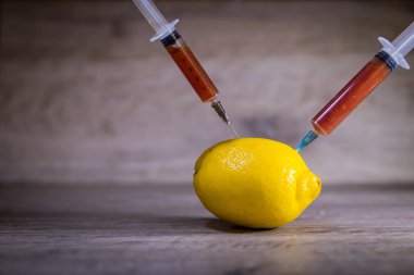 Tarım ilaçları ve nitrat bir limon bir şırınga ile enjekte edilir