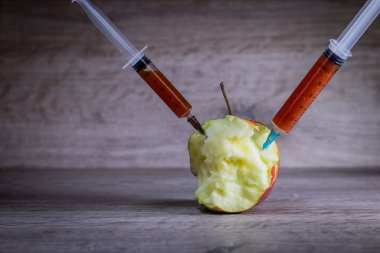 GDO kavramı ve genetiği değiştirilmiş organizma. GDO ücretsiz ve doğal meyve kimyasal katkı olmadan.