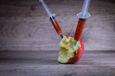 GDO kavramı ve genetiği değiştirilmiş organizma. GDO ücretsiz ve doğal meyve kimyasal katkı olmadan.