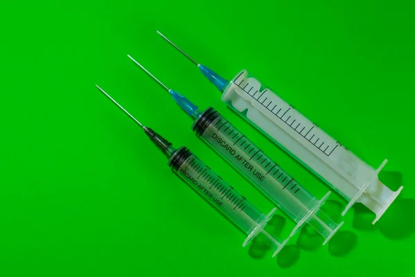 Three Syringes Lie Green Background — Stock Photo, Image