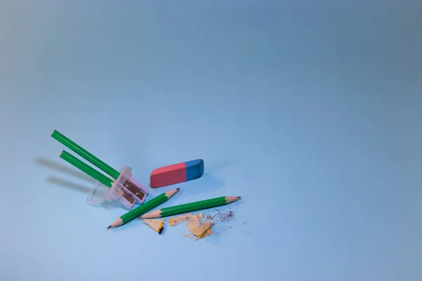 Ołówki Gumka Struzhilka Niebieskim Tle Artykuły Papiernicze — Zdjęcie stockowe