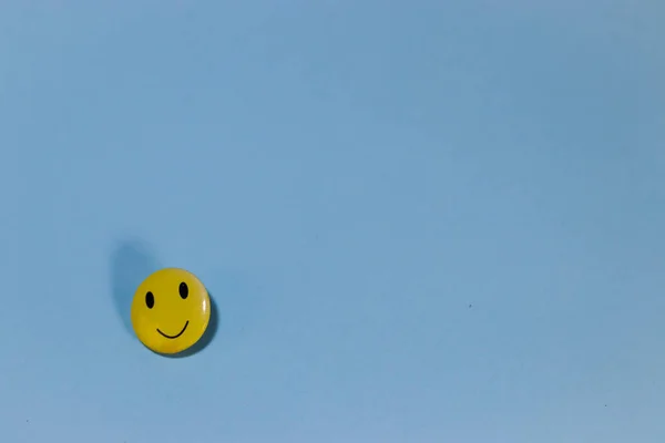 Жовтий Усміхнений Усміхнений Синьому Фоні — стокове фото