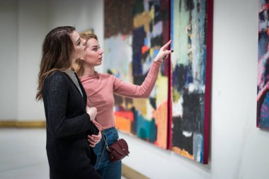 iki kız dik dik bakıyor, modern sanat Galerisi'ndeki resimleri.