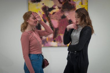 iki kız dik dik bakıyor, modern sanat Galerisi'ndeki resimleri