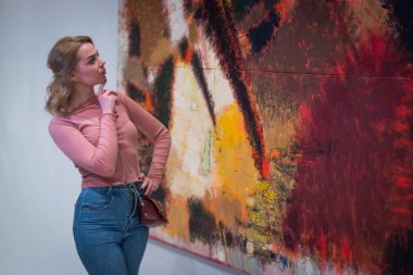 modern Sanat Galerisi'nde resmi adlı kız dik dik bakıyor.