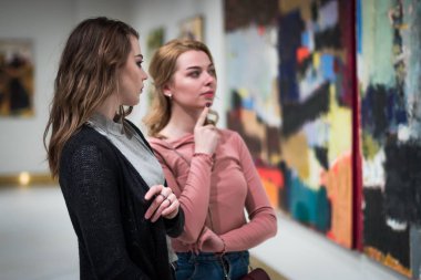 iki kız modern sanat Galerisi resimlerinde tartışmak