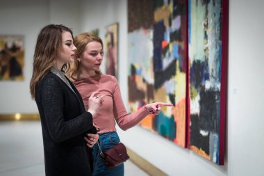 iki kız dik dik bakıyor, modern sanat Galerisi'ndeki resimleri.