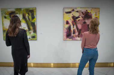 iki kız dik dik bakıyor, modern sanat Galerisi'ndeki resimleri