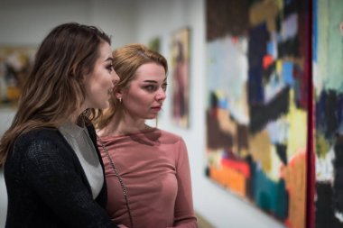 iki kız dik dik bakıyor, modern sanat Galerisi'ndeki resimleri.