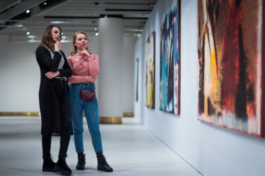 iki kız dik dik bakıyor, modern sanat Galerisi'ndeki resimleri.