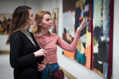 iki kız dik dik bakıyor, modern sanat Galerisi'ndeki resimleri.