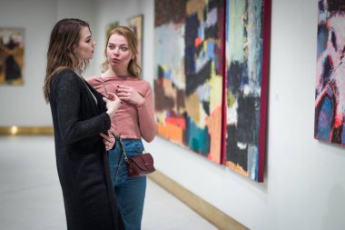 iki kız dik dik bakıyor, modern sanat Galerisi'ndeki resimleri.
