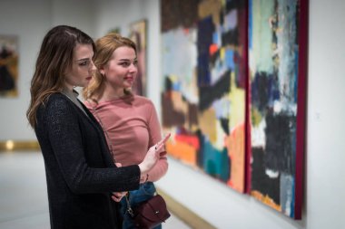 iki kız dik dik bakıyor, modern sanat Galerisi'ndeki resimleri.