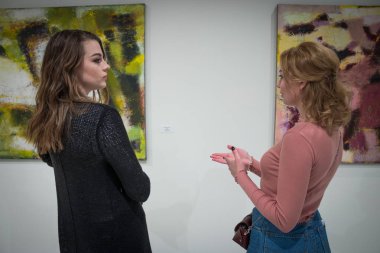 iki kız dik dik bakıyor, modern sanat Galerisi'ndeki resimleri